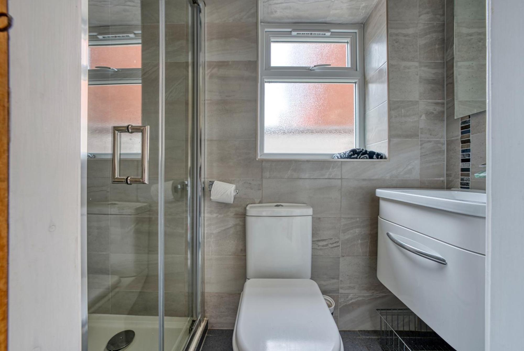 NEC Family Haven: Spacious 4-Bedroom with Airport Proximity Coventry Exterior photo